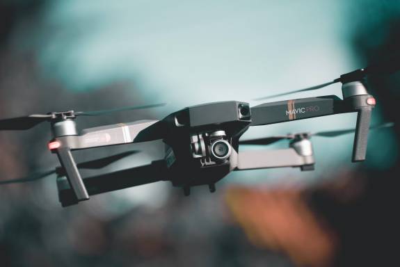 Unscharfes Foto einer schwarz-grauen Quadrocopter-Drohne